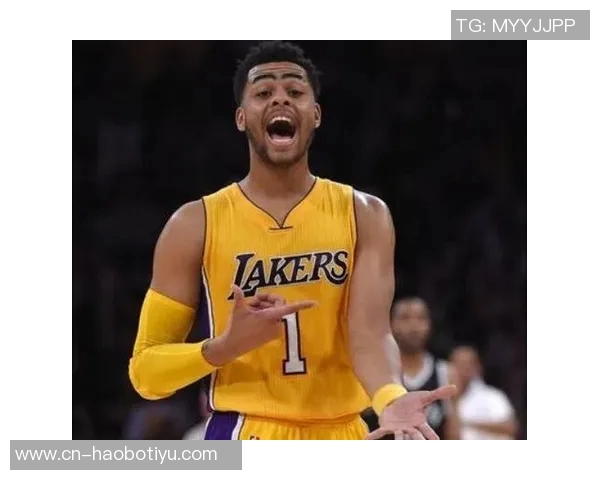 老队友默契配合濃眉果断分球助拉塞尔轻松命中三分